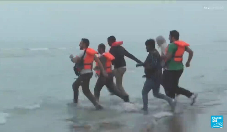 UK, France end 'on in, one out' Channel migrant exchange deal