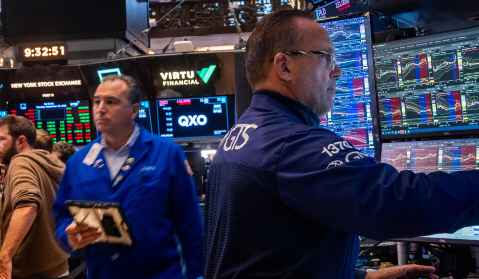 U.S. Treasury yields flat as investors anticipate FOMC minutes