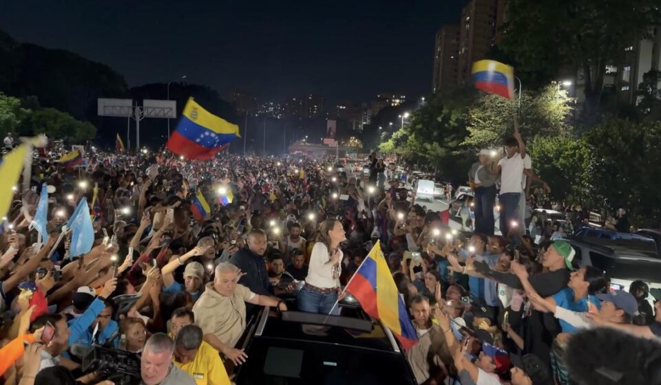 Venezuela: Miles reciben a María Corina Machado y exigen elecciones