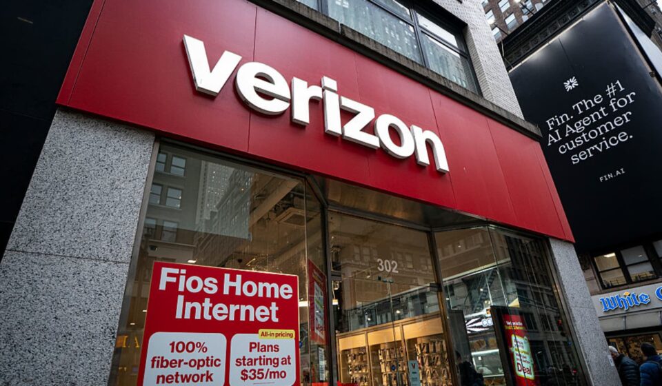 Verizon, AT&T and T-Mobile sell off on SpaceX U.S. network plans