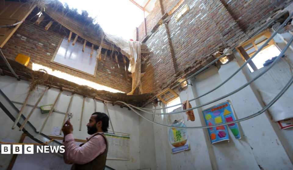 Watch: 'Cracking' heard before Pakistan school roof collapse